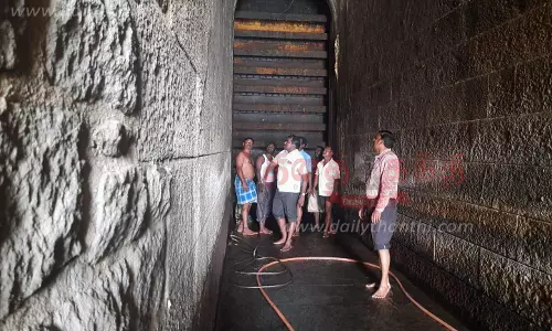 மேட்டூர் அணையில் இருந்துகாவிரி டெல்டா பாசனத்துக்கு தண்ணீர் திறப்பு நிறுத்தம்மதகு பகுதியை அதிகாரிகள் ஆய்வு