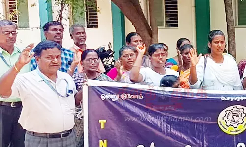 நர்சுகள் கைதை கண்டித்து அரசு ஊழியர்கள் ஆர்ப்பாட்டம்