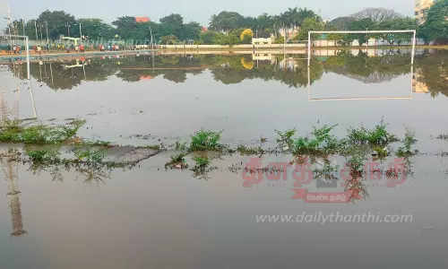 சேலத்தில் அதிகபட்சமாக 82.7 மி.மீ. மழை பதிவு:காந்தி விளையாட்டு மைதானத்தில் குளம்போல் தண்ணீர் தேங்கியது