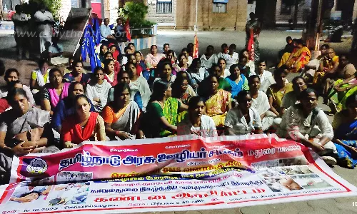 அரசு ஊழியர்கள் சங்கத்தினர் கண்டன ஆர்ப்பாட்டம்