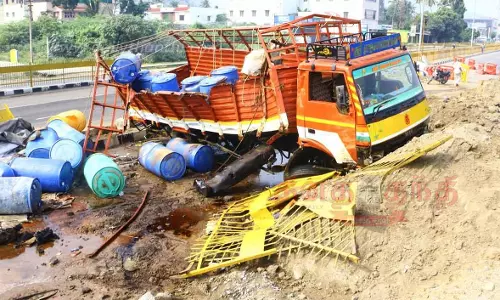 லாரி கவிழ்ந்து சாலையில் ஓடிய ஆசிட்