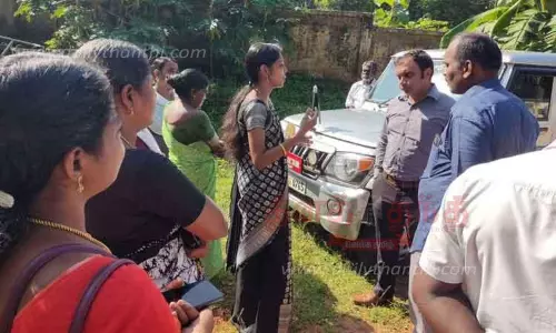 அரசு பள்ளியில்தலைமை ஆசிரியரை கண்டித்து போராட்டம் நடத்திய பெற்றோர்