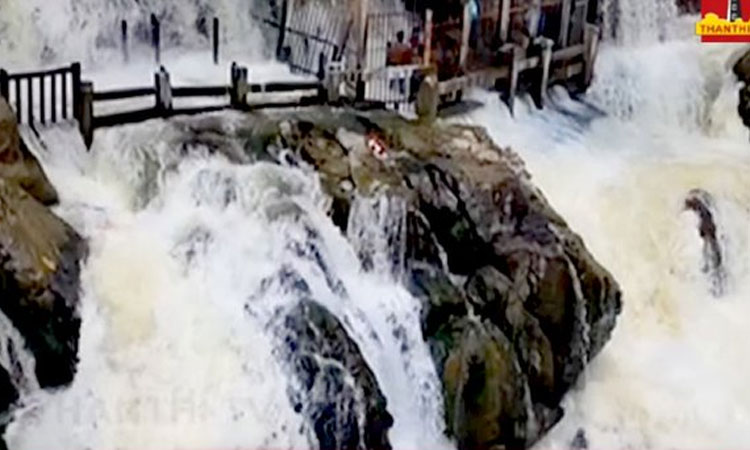 ஒகேனக்கல் காவிரி ஆற்றில் நீர்வரத்து 9,500 கன அடியாக அதிகரிப்பு..!