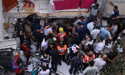 காசாவில் உணவு, தண்ணீர் தட்டுப்பாட்டால் வெளியேறும் மக்கள்