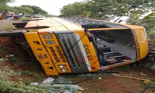 புஞ்சைபுளியம்பட்டி அருகே சாலையோர பள்ளத்தில் பள்ளி வேன் கவிழ்ந்தது