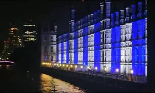 இஸ்ரேலுக்கு ஆதரவு; வெள்ளை, நீல விளக்கொளியில் ஜொலித்த இங்கிலாந்து நாடாளுமன்றம்