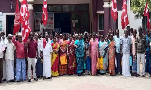 கோவில்பட்டி மந்தித்தோப்பு பகுதியில் 25 ஆண்டுகளாக வீடுகட்டி வசித்து வரும் குடியிருப்பு வாசிகளுக்கு பட்டா வழங்க கோரி நேற்று  தாலுகா அலுவலகத்தை இந்திய கம்யூனிஸ்டு கட்சியினர் முற்றுகையிட்டு போராட்டம் நடத்தினர்.