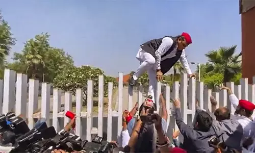 மரியாதை செலுத்த அனுமதி மறுப்பு: சுவர் ஏறிக்குதித்த அகிலேஷ் யாதவ்