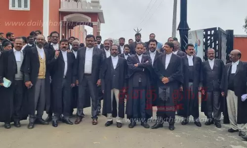 வக்கீல்கள் ஆர்ப்பாட்டம் வக்கீல்கள் ஆர்ப்பாட்டம்