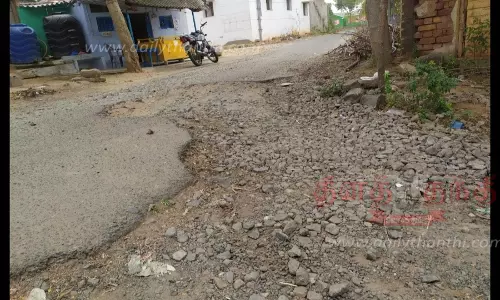 சேந்தமங்கலம் அருகேகுண்டும், குழியுமான நைனாமலை பெருமாள் கோவில் சாலைபக்தர்கள் அவதி சேந்தமங்கலம் அருகேகுண்டும், குழியுமான நைனாமலை பெருமாள் கோவில் சாலைபக்தர்கள் அவதி