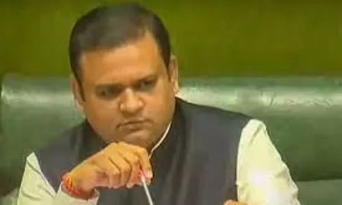 சிவசேனா எம்.எல்.ஏ.க்கள் தகுதி நீக்க மனுக்கள் மீது இன்று விசாரணை - சபாநாயகர் அறிவிப்பு சிவசேனா எம்.எல்.ஏ.க்கள் தகுதி நீக்க மனுக்கள் மீது இன்று விசாரணை - சபாநாயகர் அறிவிப்பு