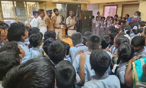 போலீஸ் நிலையத்தின் செயல்பாடுகளை பள்ளி மாணவர்கள் பார்வையிட்டனர்