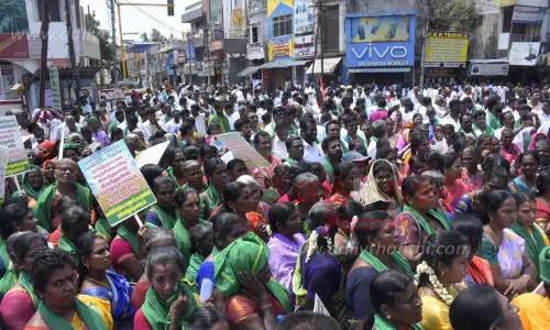 தமிழகத்திற்கு காவிரியில் உரிய நீரை தராத கர்நாடக அரசை கண்டித்து கடையடைப்பு- முற்றுகை போராட்டம்