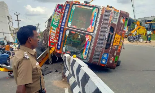 லாரி கவிழ்ந்து விபத்து லாரி கவிழ்ந்து விபத்து