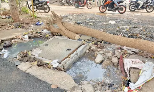 நிரம்பி வழியும் பாதாள சாக்கடையால் வாகன ஒட்டிகள் அவதி நிரம்பி வழியும் பாதாள சாக்கடையால் வாகன ஒட்டிகள் அவதி