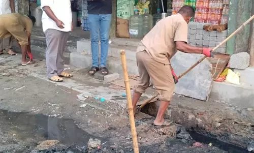 மழைநீர் வடிகால் தூர்வாரும் பணி தீவிரம்