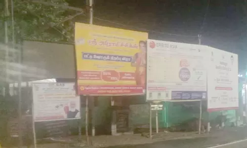 சாலையோரம் வைக்கப்பட்டுள்ள பதாகையால் விபத்து அபாயம்