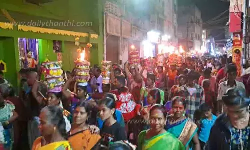 அம்மனுக்கு மண்சட்டியில் அசைவ உணவு படைத்து வழிபாடு