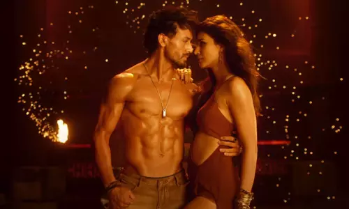 ரசிகர்கள் மத்தியில் தனி கவனம் பெற்ற கண்பத் டிரைலர்