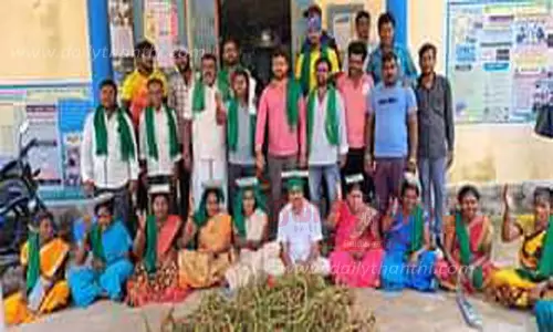 பங்காருபேட்டை தாலுகா அலுவலகத்தை முற்றுகையிட்டு  விவசாயிகள் போராட்டம்