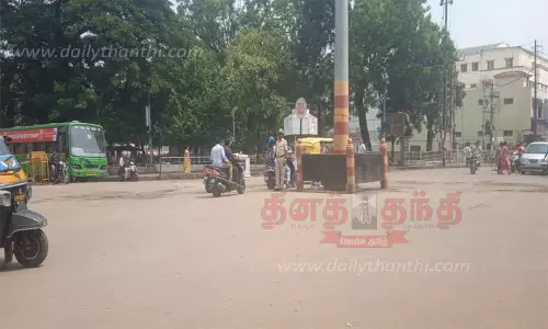 ராபர்ட்சன்பேட்டையில் சாலையோரம் நிறுத்தப்பட்ட வாகனங்கள் அகற்றம் ராபர்ட்சன்பேட்டையில் சாலையோரம் நிறுத்தப்பட்ட வாகனங்கள் அகற்றம்