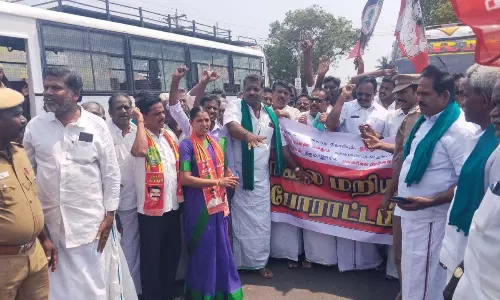 தடுப்பணை கட்டக்கோரி சாலை மறியல்