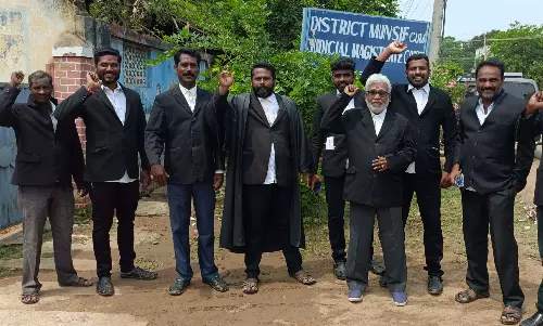 வக்கீல் சங்கத்தினர் ஆர்ப்பாட்டம்