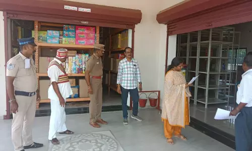 பட்டாசு கடைகளில் மாவட்ட வருவாய் அலுவலர் ஆய்வு