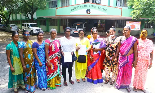 நிலத்தை மீட்டுத் தரக்கோரி திருநங்கை மனு