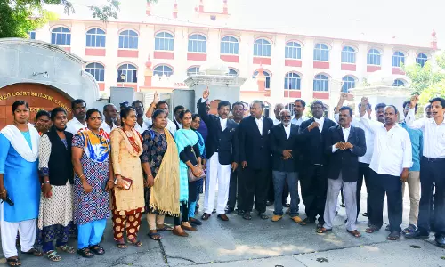 கோர்ட்டு முன்பு வக்கீல்கள் ஆர்ப்பாட்டம் கோர்ட்டு முன்பு வக்கீல்கள் ஆர்ப்பாட்டம்