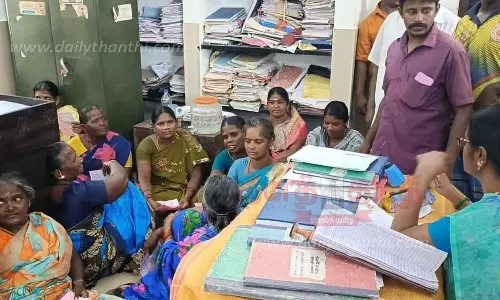 ஆயக்குடி பேரூராட்சி அலுவலகத்தில் பொதுமக்கள் தர்ணா ஆயக்குடி பேரூராட்சி அலுவலகத்தில் பொதுமக்கள் தர்ணா