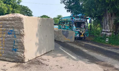 மோட்டார் சைக்கிள் மீது லாரி மோதி மாணவர் காயம்