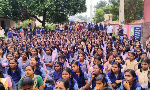 தலைமை ஆசிரியைக்கு ஆதரவாகமாணவிகள் போராட்டம்