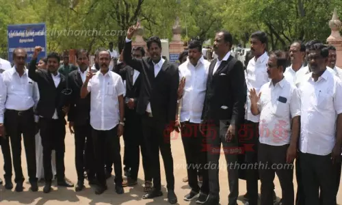 நெல்லையில் வக்கீல்கள் ஆர்ப்பாட்டம்