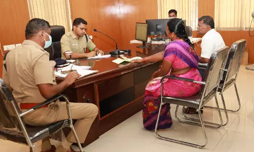 போலீசார் பொய் வழக்கு போடுகிறார்கள்