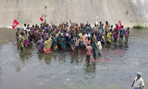 ஊதிய உயர்வு உள்ளிட்ட கோரிக்கைகளை வலியுறுத்திதிருமணிமுத்தாற்றில் இறங்கி தூய்மை பணியாளர்கள் போராட்டம்சேலத்தில் பரபரப்பு