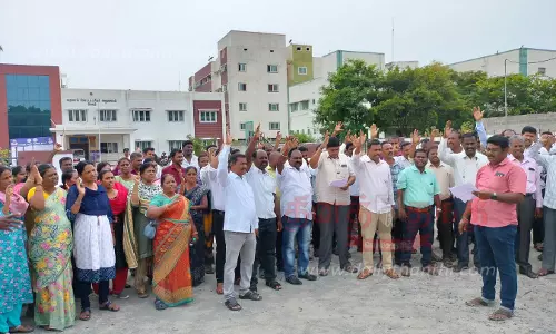 சேலம் சூரமங்கலத்தில் கிராம நிர்வாக அலுவலர்கள் காத்திருப்பு போராட்டம்