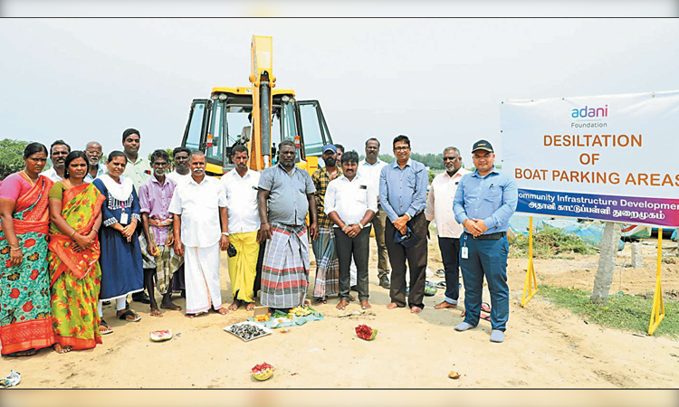சாத்தங்குப்பம், திருமலைநகரில் படகுகள் நிறுத்தும் பகுதிகளில் தூர்வாரும் பணி - அதானி காட்டுப்பள்ளி துறைமுகம் நடத்தியது