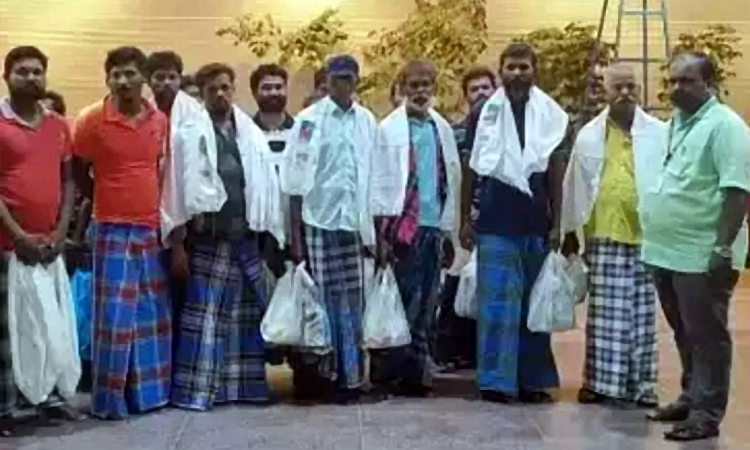 இலங்கை சிறையில் இருந்து விடுதலையான தமிழக மீனவா்கள் 17 பேர் சென்னை வந்தனா்