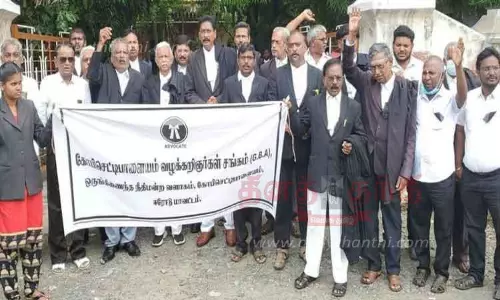 கோபியில்  வக்கீல்கள் ஆர்ப்பாட்டம்