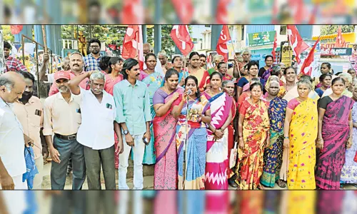 விவசாய தொழிலாளர்கள் சங்கத்தினர் ஆர்ப்பாட்டம்