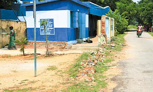 சாலையோரம் அமைந்துள்ளதால் மாணவர்களின் பாதுகாப்பு கருதி பள்ளிக்கு சுற்றுச்சுவர் அமைக்க பெற்றோர்கள் கோரிக்கை