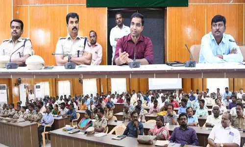 தூத்துக்குடி மாவட்டத்தில் உரிமம் இல்லாமல் பட்டாசுகடைநடத்துபவர்கள் மீது கடுமையான நடவடிக்கை எடுக்கப்படும் என்றும், இதுதொடர்பாக தீவிர கண்காணிப்பு செய்யப்பட்டு வருவதாகவும் மாவட்ட கலெக்டர் செந்தில்ராஜ் தெரிவித்து உள்ளார். தூத்துக்குடி மாவட்டத்தில் உரிமம் இல்லாமல் பட்டாசுகடைநடத்துபவர்கள் மீது கடுமையான நடவடிக்கை எடுக்கப்படும் என்றும், இதுதொடர்பாக தீவிர கண்காணிப்பு செய்யப்பட்டு வருவதாகவும் மாவட்ட கலெக்டர் செந்தில்ராஜ் தெரிவித்து உள்ளார்.