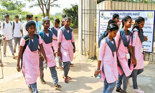 திருத்தணி அரசு கல்லூரி மாணவர்களுக்கு சீருடை