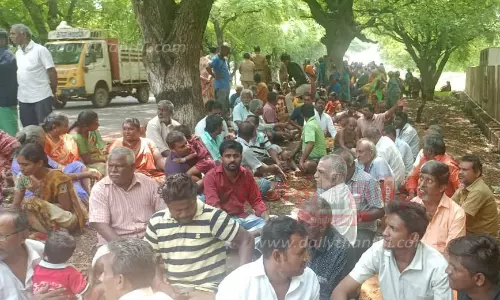 சதுரகிரி மலையில் தங்கி வழிபட அனுமதிகோரி மக்கள் போராட்டம் சதுரகிரி மலையில் தங்கி வழிபட அனுமதிகோரி மக்கள் போராட்டம்