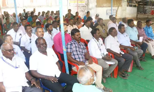 கடலூாில் கால்நடை ஆய்வாளர் சங்கத்தினர் உண்ணாவிரதம் கடலூாில் கால்நடை ஆய்வாளர் சங்கத்தினர் உண்ணாவிரதம்