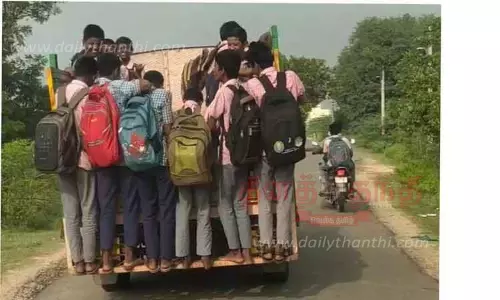 டவுன் பஸ் வராததால் ஆபத்தான முறையில் பயணம் மேற்கொள்ளும் மாணவர்கள்