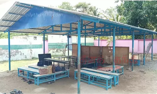 கோரிக்கைகளை வலியுறுத்தி அரசு பள்ளி மாணவர்கள் வகுப்புகள் புறக்கணிப்பு