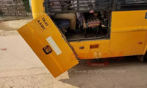 பள்ளி வேனில் இருந்து அவசரகால வழி கதவு கழன்று தொங்கியதால் பரபரப்பு