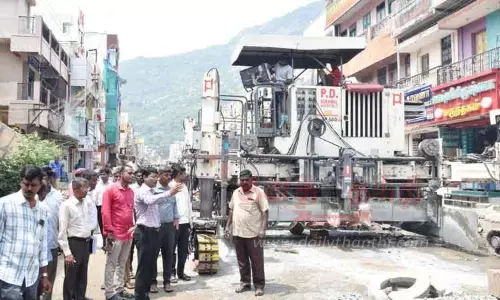 சிமெண்டு சாலை அமைக்கும் பணிகள்